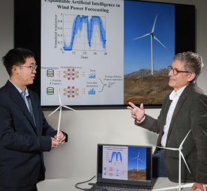 Fernando Porté-Agel (rechts) und Wenlong Liao entwickeln Windprognosen (Foto: Alain Herzog, epfl.ch)