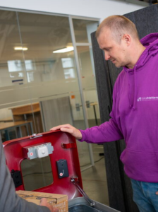 IoT-Elektronik: Diese klebt unter dem Mülleimerdeckel (Foto: stadtwerke-huerth.de)