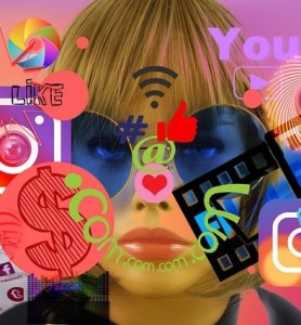 Influencerin: kann sich selber Schaden zufügen (Bild: Gerd Altmann, pixabay.com)