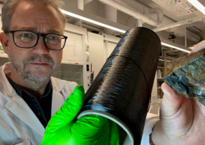 Richard Olsson mit Naturgraphit und Kohlenstofffasern im Labor (Foto: kth.se)